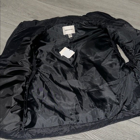 NWT Nordstrom Industry Black Puffer Vest size XS - Picture 4 of 10